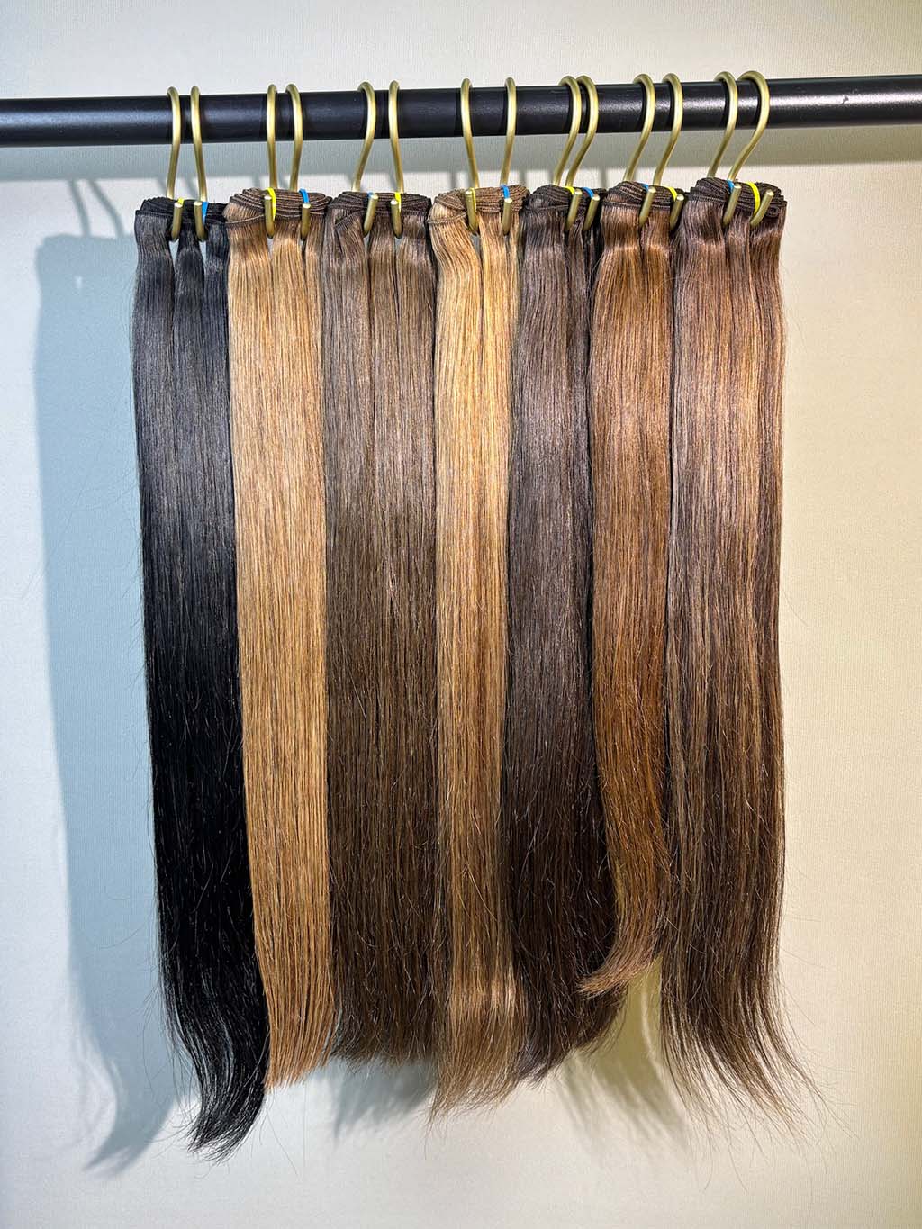 Solid color straight human hair bundles arranged by shade